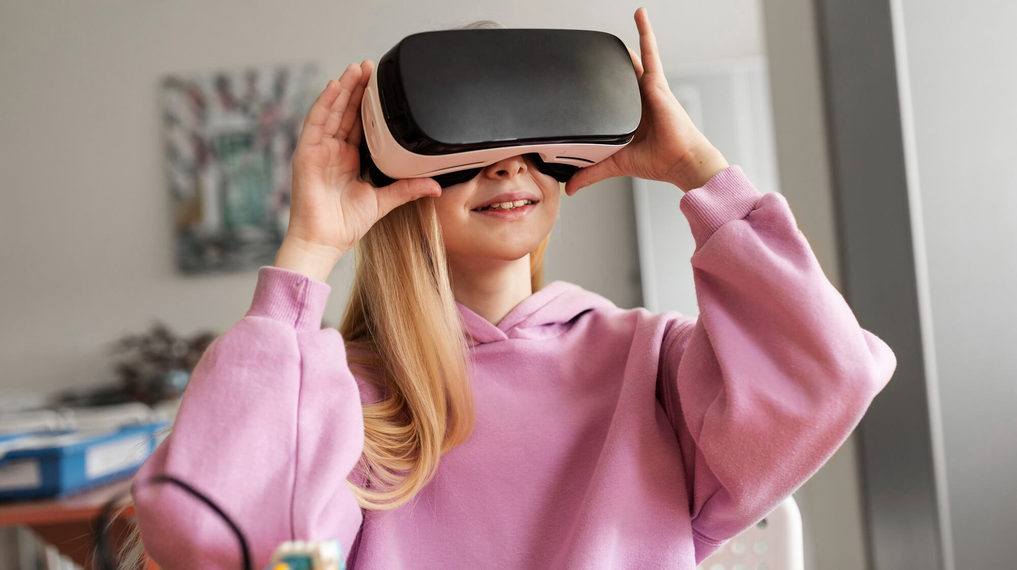 girl is trying vr glasses